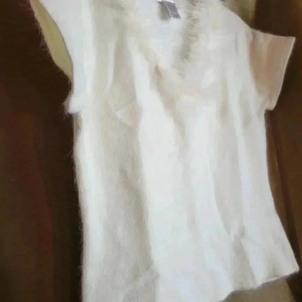 Sarah Spencer NWOT Creamy White Short Sleeve Sweater trimmed with Rabbit Hair - Picture 3 of 7